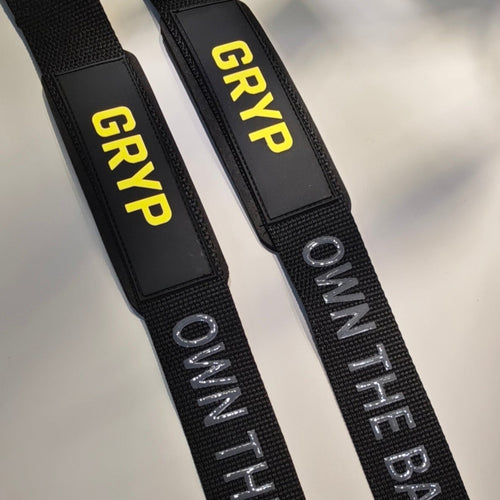 Detalle de las costuras dobles y acabado premium de los Lifting Straps GRYP con logo bordado.
