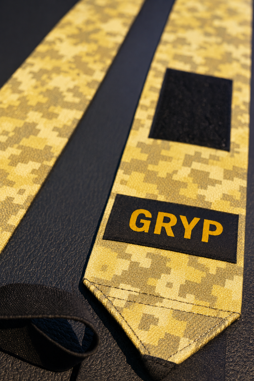 Detalle del camuflaje amarillo, cierre y logotipo GRYP