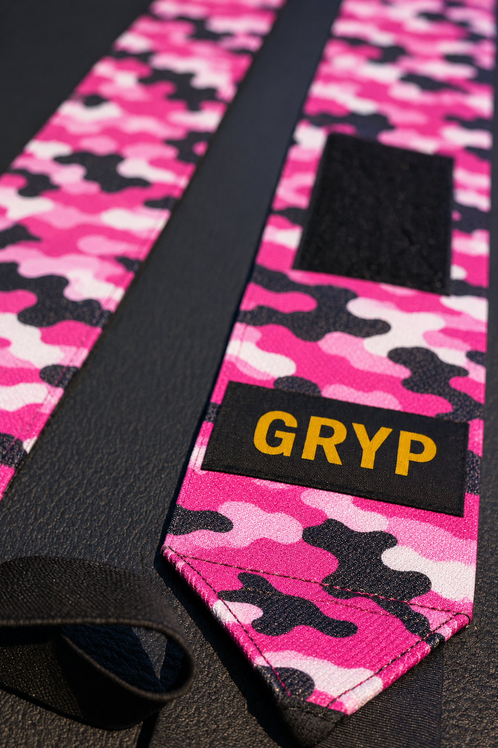 Detalle del camuflaje rosa, cierre y logotipo GRYP